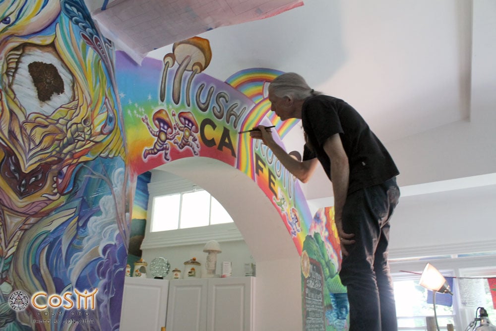 alex-grey-live-painting-the-mushroom-cafe-mural